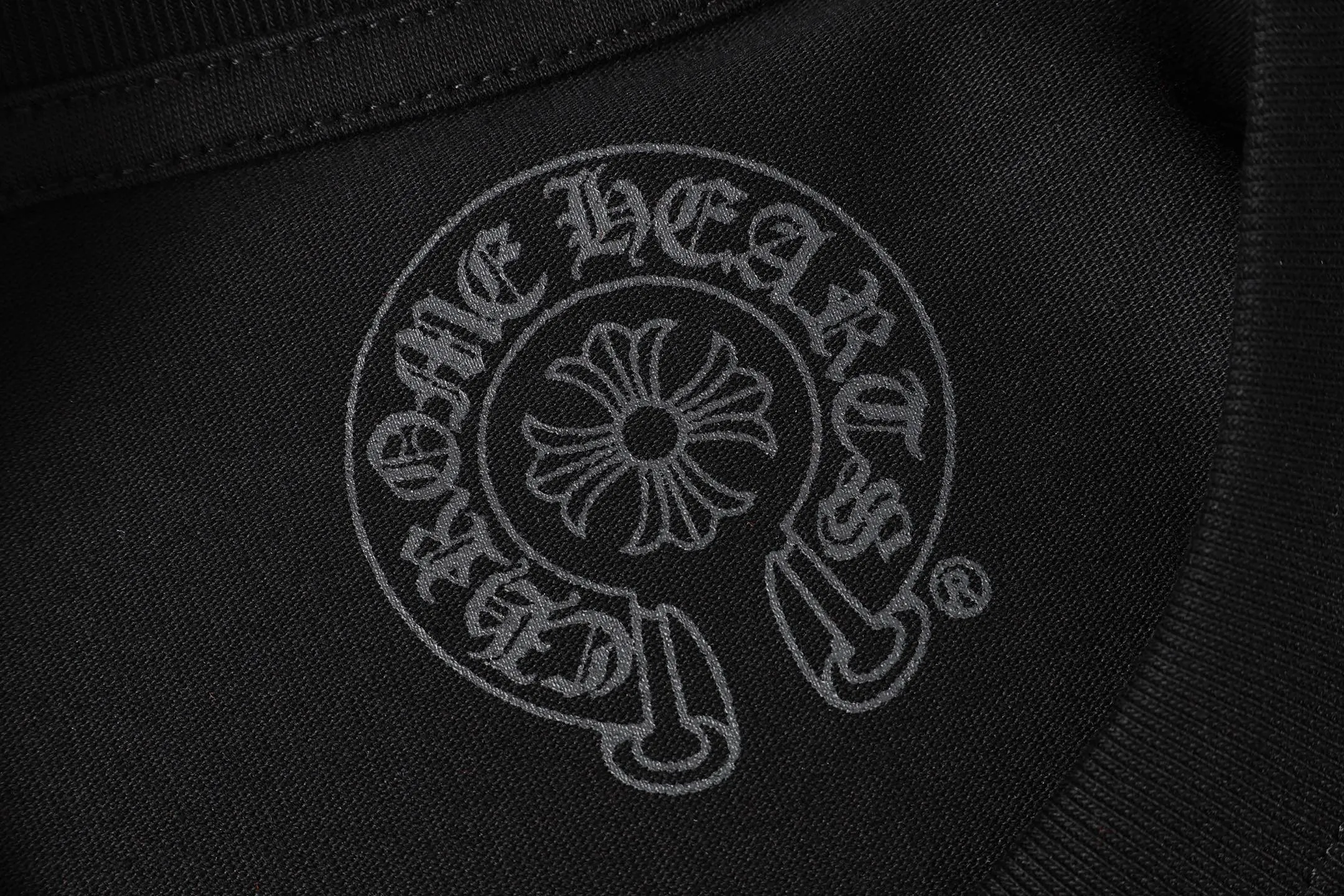 P150 Cross-border running quantity model, please do not place an order if you are pursuing quality - Chrome Hearts/Chrome Heart Cross Sanskrit short-sleeved T-shirt - High weight, high density and high quality. The wool is soft, delicate and skin-friendly. It feels soft and silky. It has excellent warmth and skin-friendly properties. - Customized weaving and dyeing, no color difference. No matter the fabric or workmanship details, it is better than the ordinary version on the market. -Colour: black white -Size: S M L XL